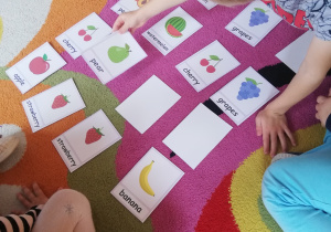 Memory game - dzieci dobierają owoce w pary i nazywają je w języku angielskim